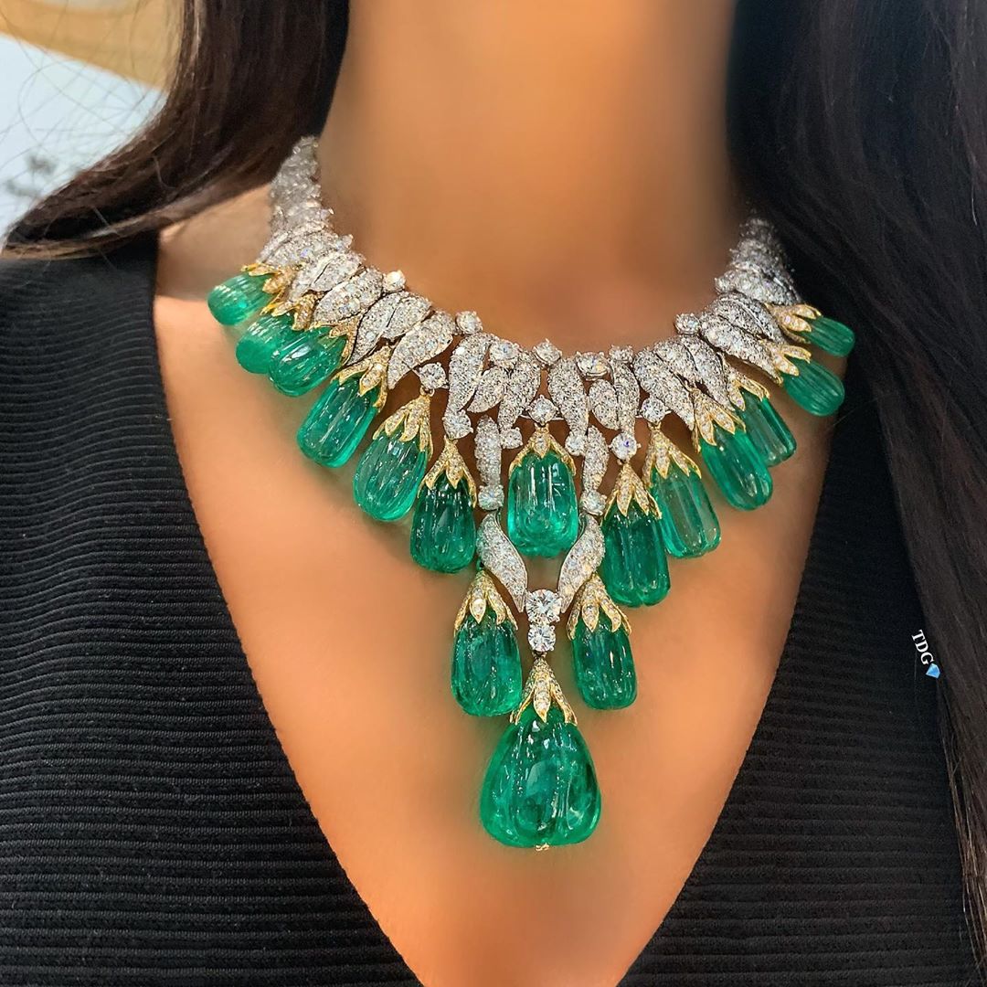 Best Jewelry Online: Emerald and Diamonds Yellow Gold Necklace