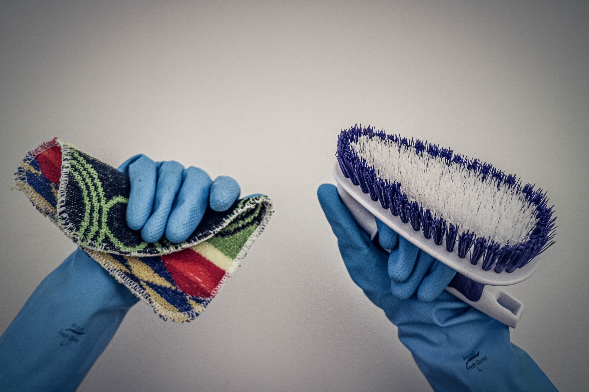 Liquid Dishwashing Soap Cleans Shower Screens, Sinks and Bathtubs.