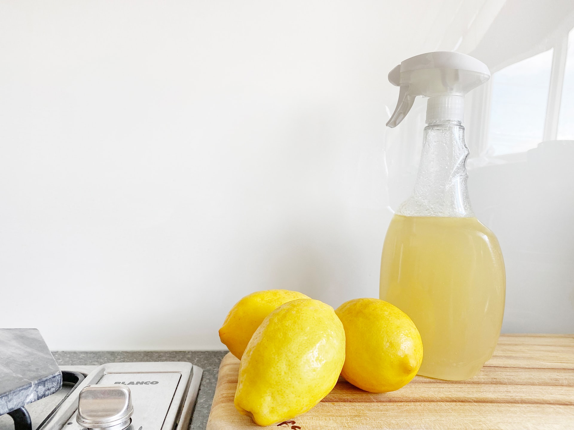 Lemons Demolish Rust in Sinks