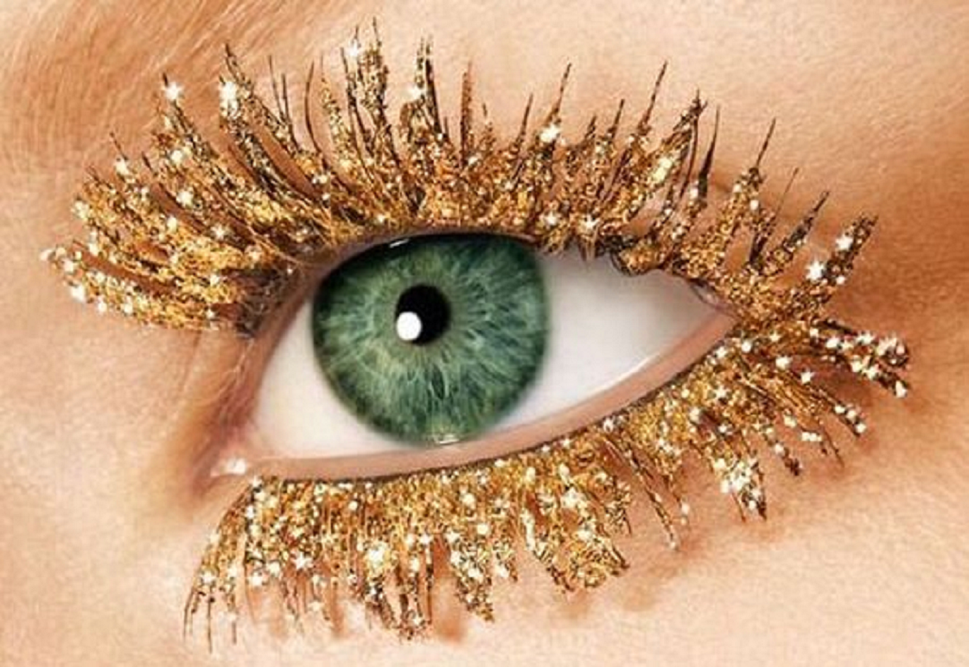 Bling makeup Obsessed with Sparkling Eyes with Gold Glittering Powder On The Eyelash