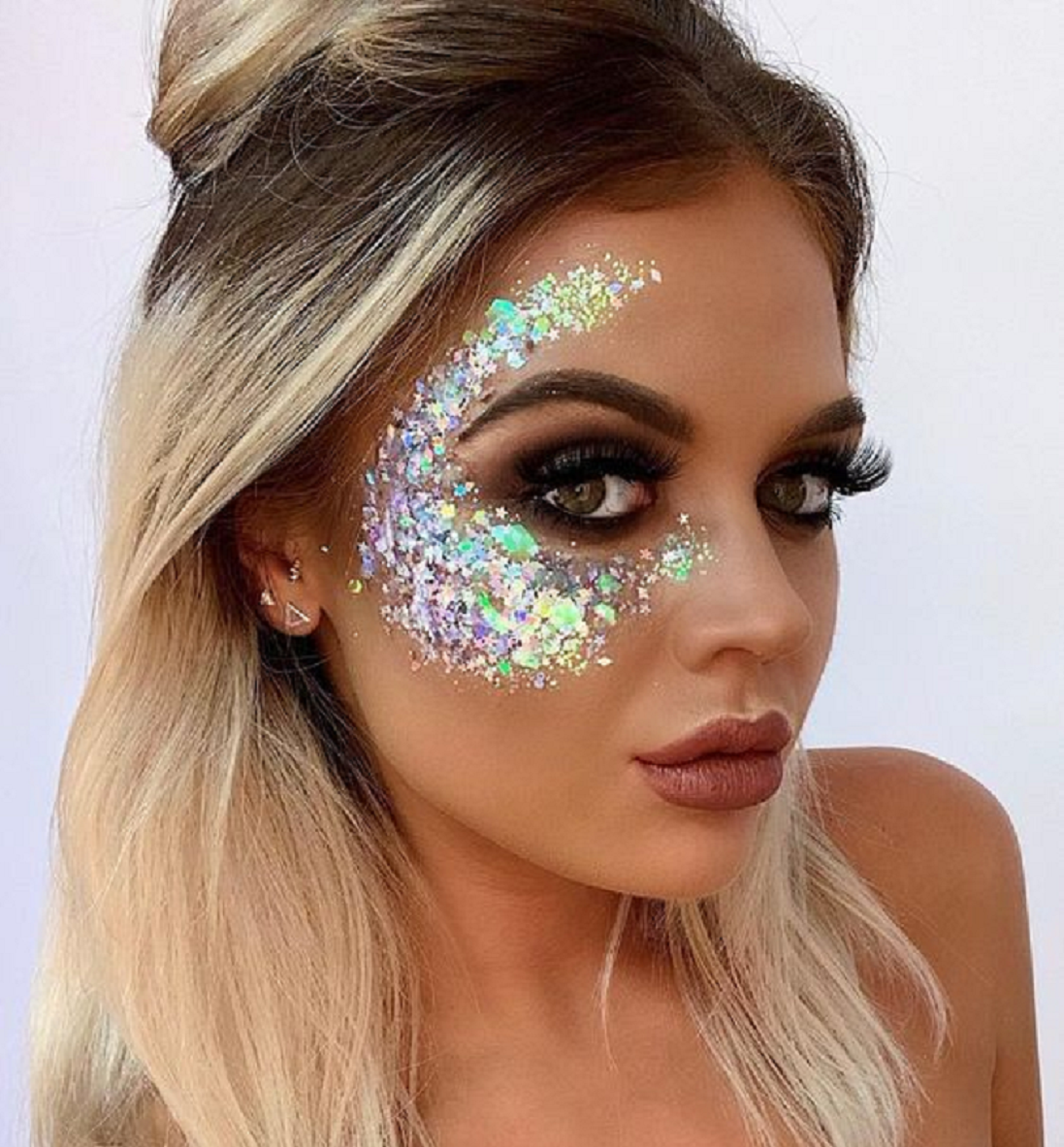 Useful Tips for Wearing Rhinestone and Glitter Makeup