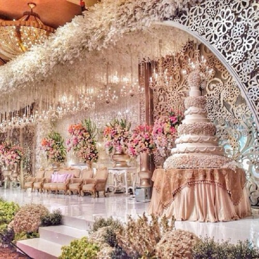 Bling wedding receptions Wow! How grand is this wedding stage?