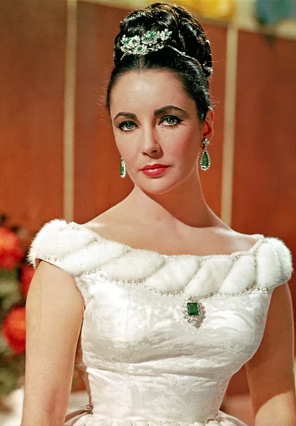 Celebrity Jewelry Elizabeth Taylor Wearing The Bulgari Jewelry with Green Emerald Stone and Rhinestones