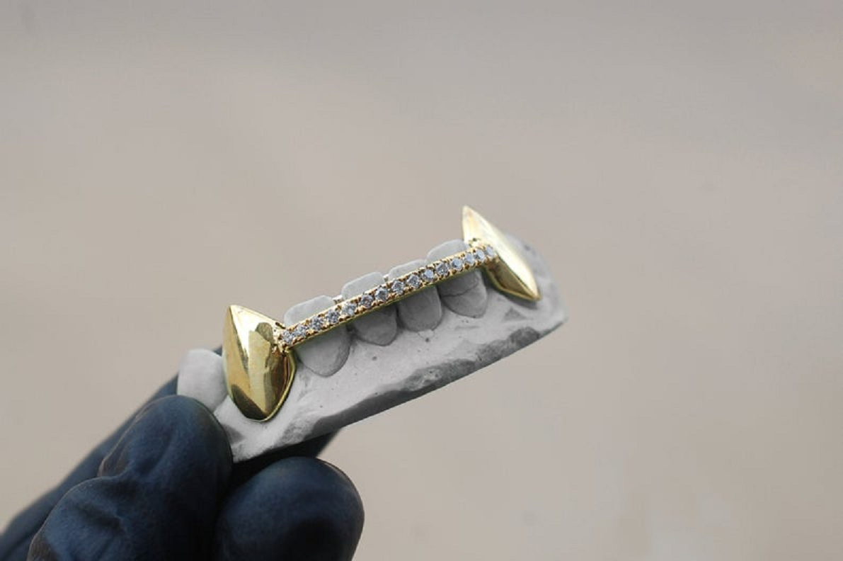 Best bling grillz 2021 14K Yellow Gold Iced Out Diamond Bar Grillz with Fangs