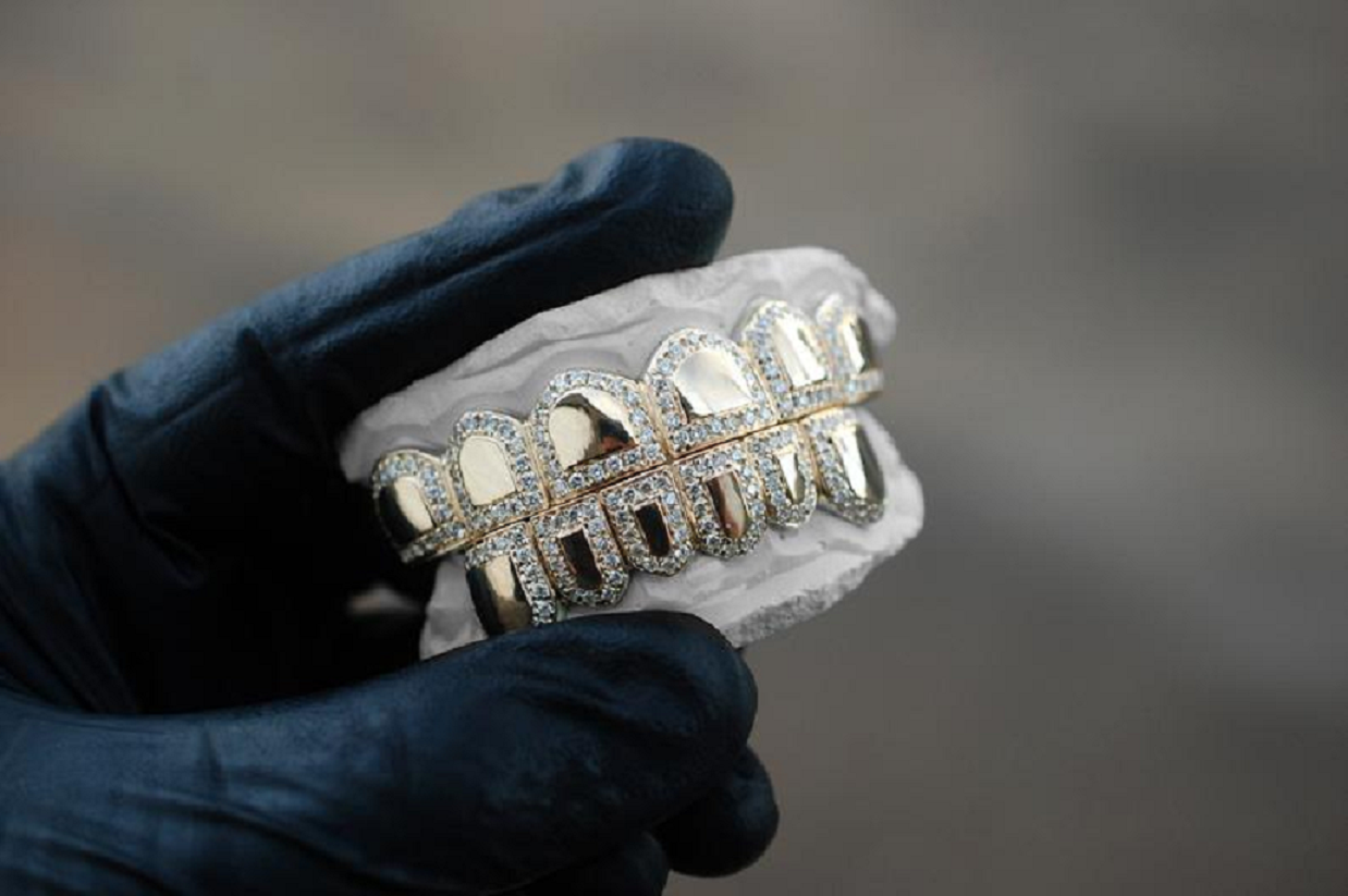 Best bling grillz 2021 Diamond Border Grillz Iced Out High Polish Gold 