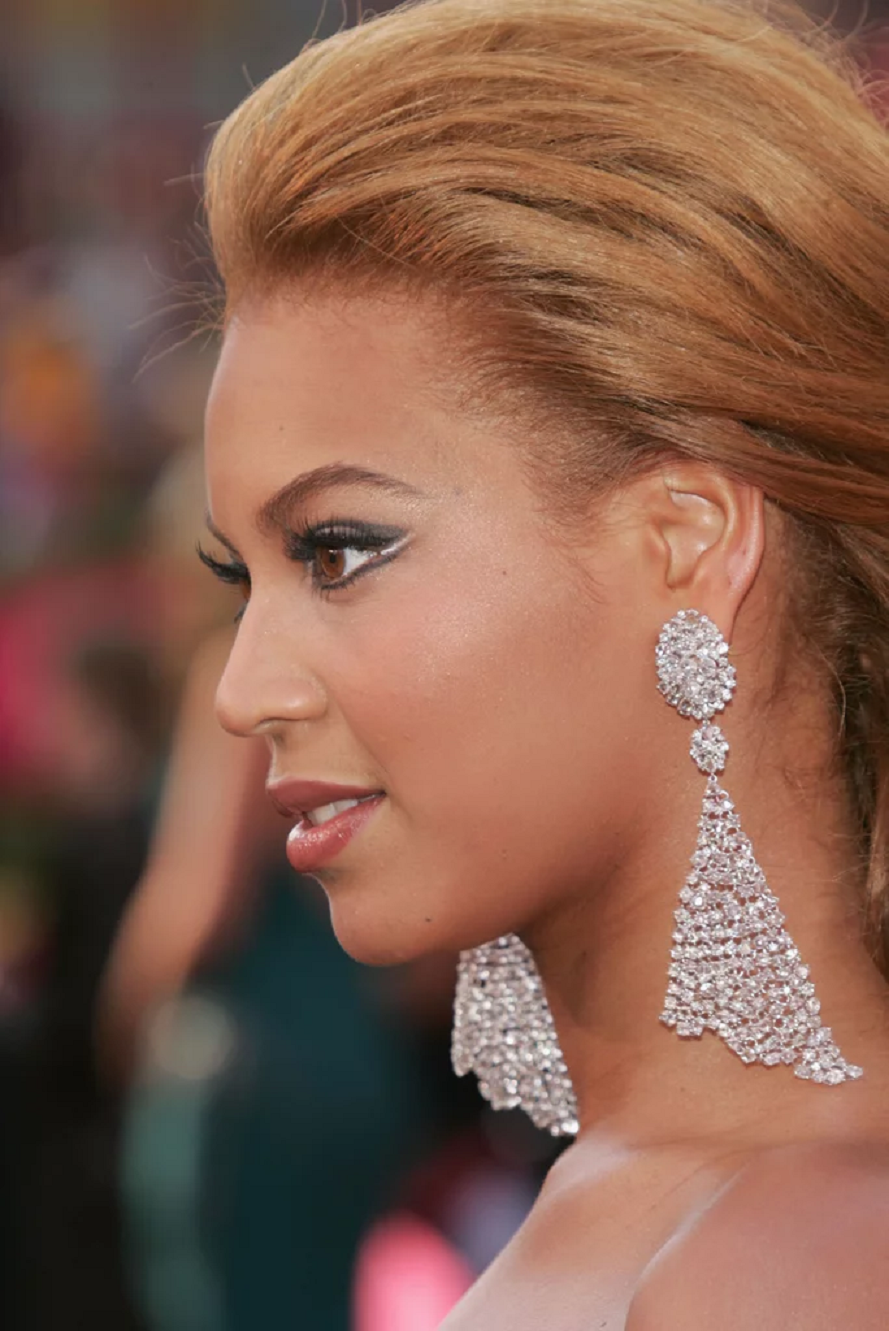 Amazing Hollywood celeb bling Beyoncé Wearing A Luxurious Diamond Hanging Earrings