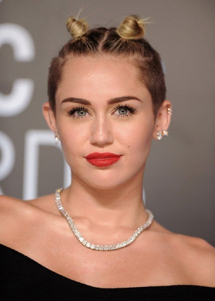 Amazing Hollywood celeb bling Miley Cyrus Wearing A Diamond Necklace with Matching Stud Earrings