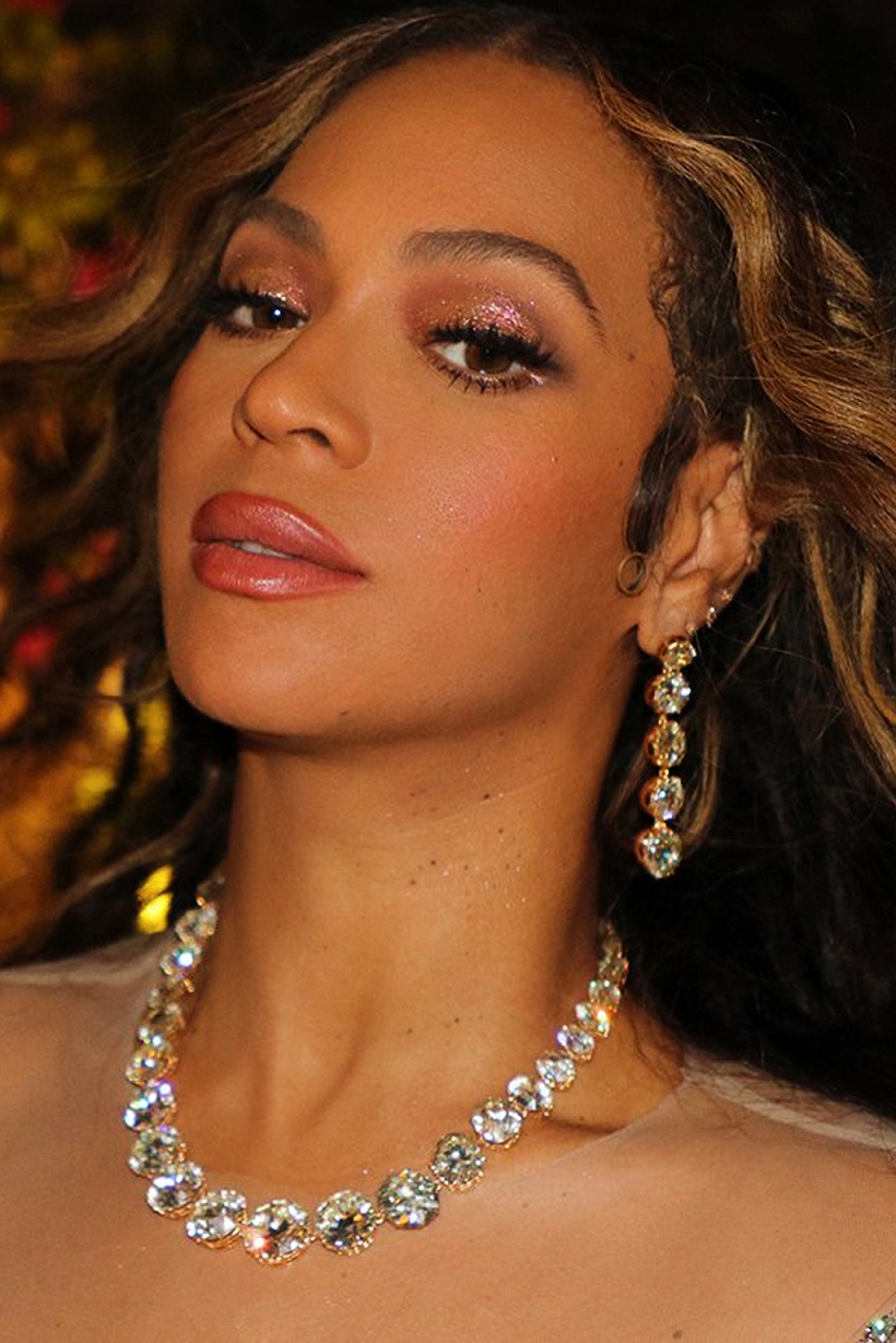 Beyoncé Wears A Yellow Gold Necklace with Clear Cut Diamonds with Matching Drop Earrings