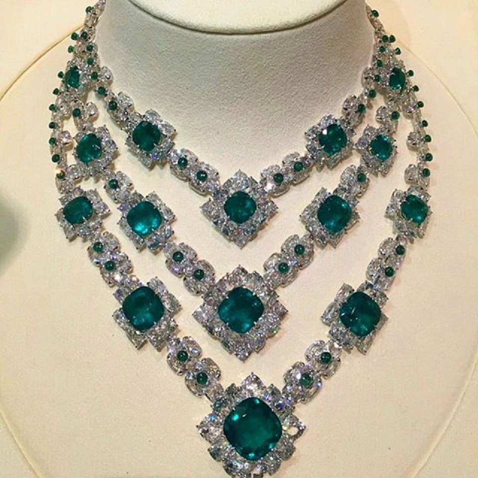 Luxury Necklace Choker with White Rhinestones and Emerald Green Stones