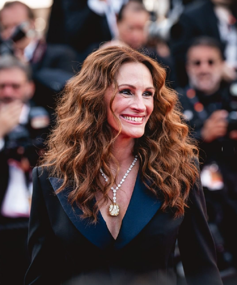 Julia Roberts Wearing A Full Embellished Diamond Chain with A Square Diamond Pendant